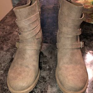 Tan Boots. G  ByGuess Size 8m. Very comfortable